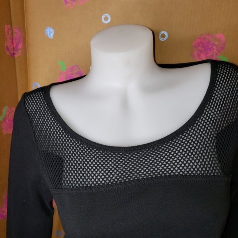 FABLETICS BLACK LONG SLEEVE FISHNET DETAILS TOP SIZE MEDIUM - Picture 3 of 7